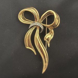 ELEGANT VINTAGE GOLD-TONED WRAP AROUND LADIES BOW BROOCH WITH RHINESTONES